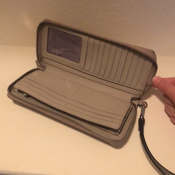 Michael Kors Wallet - Picture 5 of 7